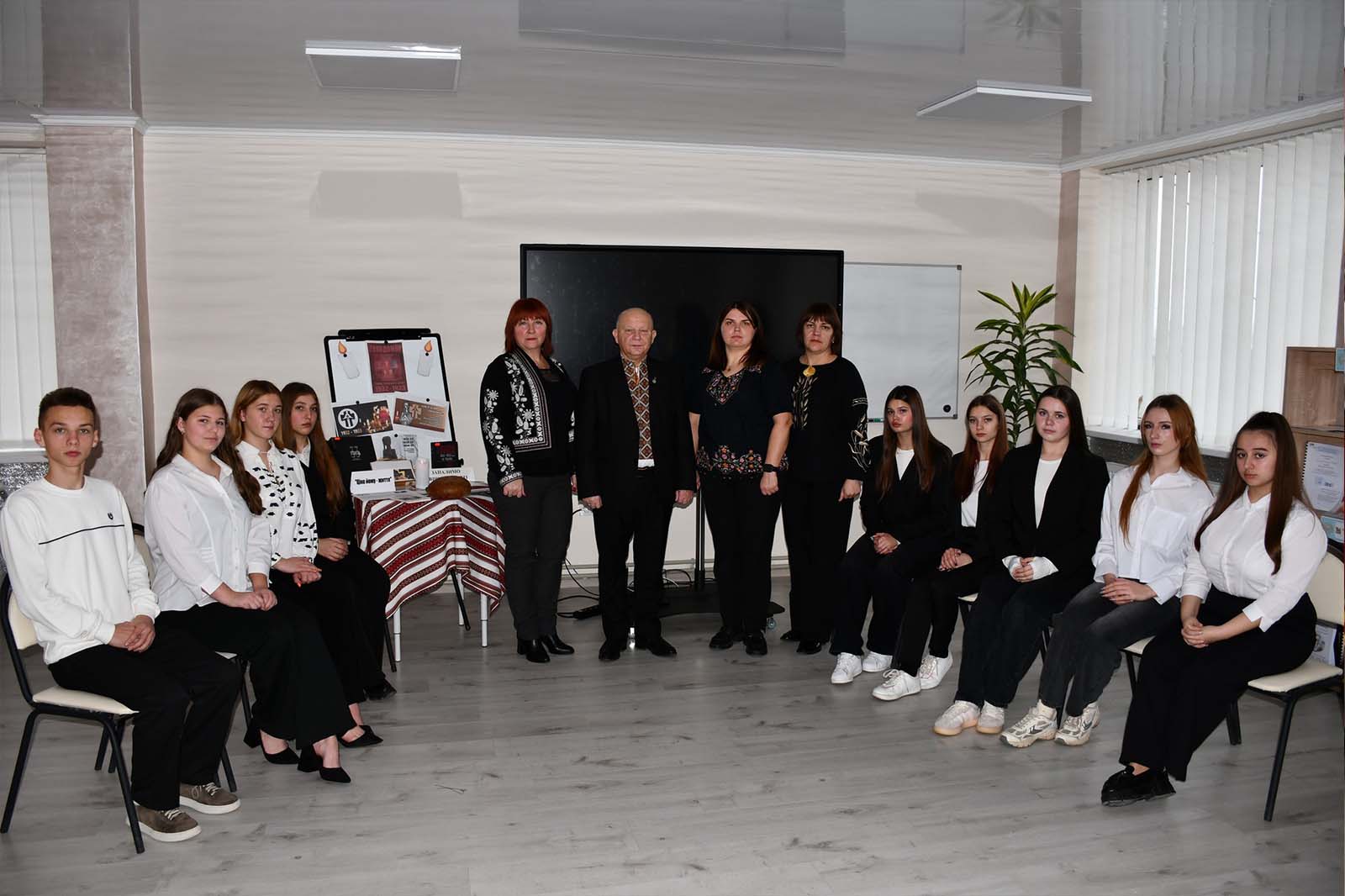 Щороку наприкінці осені українці зупиняються у своїх справах, щоб згадати дві надзвичайно важливі та водночас болючі події нашої історії.