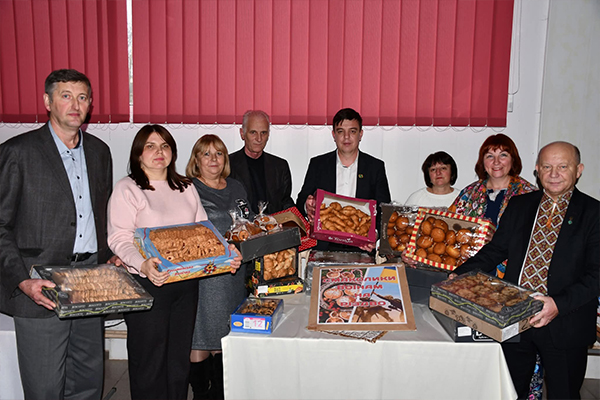 Сьогодні відправили різдвяні смаколики нашим воїнам — Володимиру, Дмитру та Мирославу, колишнім випускникам коледжу.