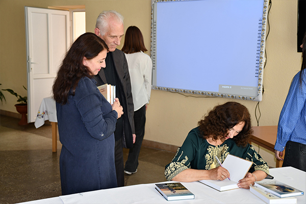 Чергова зустріч із письменницею
